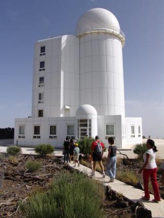 Visitor during a previous Open Day next to the THEMIS Solar Telescope.Credit: IAC.