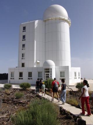 Visitor during a previous Open Day next to the THEMIS Solar Telescope.Credit: IAC. Visitor during a previous Open Day next to the THEMIS Solar Telescope.Credit: IAC.