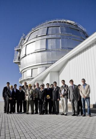 La Princesa de Tailandia posa ante el Gran Telescopio CANARIAS (GTC) junto a miembros del Instituto de Astrofísica de Canarias y de su Embajada.Crédito: Inés Bonet (IAC). 8056