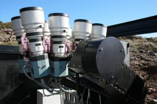El sistema consiste en ocho cámaras de gran angular que van rastreando el cielo. IAC 8081