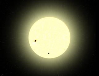 Representación artística a escala del tránsito. El planeta está en la parte baja; la mancha irregular en la parte izquierda corresponde a una mancha solar. Crédito: Tautenburg Observatory, Alemania 8082
