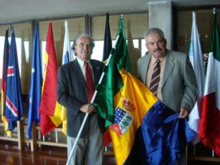 El alcalde de la Villa de Garafía, Abilio Reyes, en el momento en que hace entrega de la bandera del municipio a Francisco Sánchez, director del Instituto de Astrofísica de Canarias. 8099