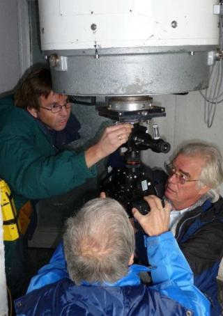 De izquierda a derecha: Johan Knapen, astrofísico del IAC responsable del proyecto en España, John Morrison, también del IAC, y Berthold Stober, astrónomo aficionado alemán, durante la instalación de la instrumentación en el telescopio Mons, en el Observa 8150