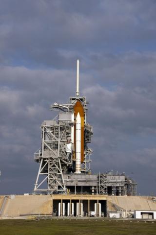 El transbordador Endeavour en el Centro Espacial Kennedy en una imagen tomada el pasado 4 de mayo después de la sustitución de la caja de encendido de los calentadores, responsable del fallo técnico que determinó la cancelación del lanzamiento el pasado 2 8151