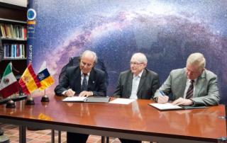 Firma del documento de colaboración entre la UANL y el IAC en la mañana del lunes, 5 de marzo de 2012. De izquierda a derecha se encuentran el Director del IAC, el Rector de la ULL y el Rector de la UANL. Créditos: M. Briganti, IAC. 8174