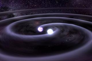 Representación artística de un sistema binario de dos enanas blancas. Las dos estrellas colapsarán formando un único objeto en menos de un millón de años, debido a la pérdida de energía al emitir ondas gravitacionales. Crédito: GSFC, NASA, Dana Berry (CXC 8198