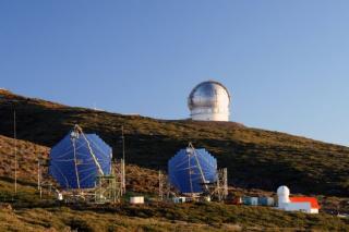 Foto de los dos telescopios MAGIC en el Observatorio del Roque de los Muchachos, en la isla canaria de La Palma. Los dos telescopios de 17 m de diámetro detectan los destellos azulados ultracortos en luz Cherenkov producidos por avalanchas de partículas s 8210