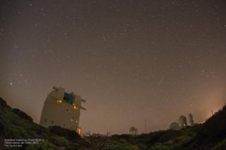 Imagen de la actividad meteórica observada desde la puesta del Sol del viernes 23 a la salida del astro en la mañana del sádado 24 de mayo de 2014, en el Observatorio del Teide. Entre los meteoros observados, algunos corresponderían a Camelopardálidas. Cr 8262