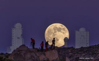 "Supermoon", Solar Towers of the Teide Observatory (OT) and amateur astronomers. Photograph taken at about 3 km from the OT, with a telescope of equivalent focal length 800mm and a Canon 6D camera. Credit: Daniel López (IAC) "Supermoon", Solar Towers of the Teide Observatory (OT) and amateur astronomers. Photograph taken at about 3 km from the OT, with a telescope of equivalent focal length 800mm and a Canon 6D camera. Credit: Daniel López (IAC)