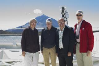 De izquierda a derecha: Rob Hammerschlag (Telescopio Gregor), Robert Wilson y John Mather, Premios Nobel de Física, y Rafael Rebolo, director del IAC, en el Observatorio del Teide. Foto: Luis Chinarro (IAC) 8287