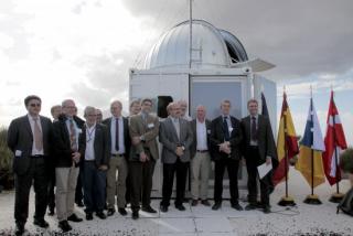 Personalidades que intervinieron en el acto de inauguración del telescopio Hertzsprung de la red SONG en el Observatorio del Teide, junto con los responsables del proyecto Pere Pallé y Frank Grundahl, por parte del IAC y de la Universidad de Aarhus, resp 8294