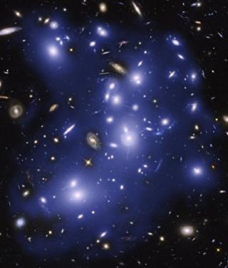 El cúmulo de galaxias masivo Abell 2744 - apodado cúmulo de Pandora - adquiere un aspecto fantasmal en esta imagen del Telescopio Espacial Hubble, donde toda la luz de las estrellas del cúmulo ha sido artificialmente coloreada en azul. La imagen revela qu 8296