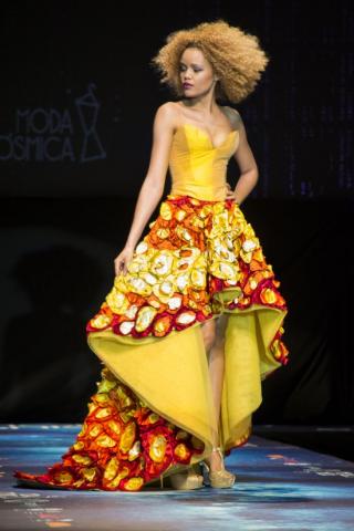 "Shamash", diseño de la alumna de la EASD Anais Parripaty inspirado en la granulación de la superficie del Sol que ganó el premio del desfile “Moda Cósmica”. Modelo: Silvianne Lima Silva. Foto: Eric Iglesias. 8340