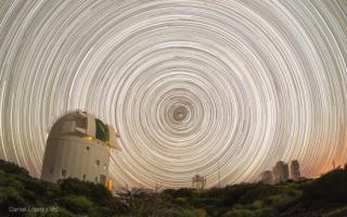 Trazas estelares de 6 horas apuntando al norte con el telescopio OGS y el monitor de seeing automático DIMMA (Differential Image Motion Monitor) para medir la calidad del cielo en el Observatorio del Teide (Tenerife). Créditos: Daniel López/IAC. 8350