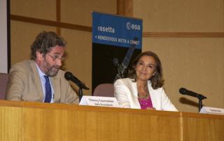 La Secretaria de Estado de Investigación, Desarrollo e Innovación del MINECO, Carmen Vela del Olmo, y el presidente de la European Astronomical Society (EAS), Thierry Courvoisier, cerrando EWAS 2015. Créditos: Luis Chinarro (IAC). 8353