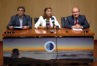 De izquierda a derecha, Juan Ruiz Alzola, director general de la ACIISI, Carmen Vela del Olmo, secretaria de Estado de Investigación, Desarrollo e Innovación del MINECO, y Rafael Rebolo, director del IAC. Crédito: Iván Jiménez / IAC. 8354