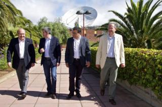De izquierda a derecha, el director del IAC, Rafael Rebolo, el presidente del Gobierno de Canarias, Fernando Clavijo, el director de la Agencia Canaria de Investigación, Innovación y Sociedad de la Información (ACIISI), Manuel Miranda Medina, y el subdire 8364