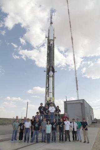 El equipo de CLASP con el cohete sonda de la NASA. Créditos: CLASP/NASA. 8372