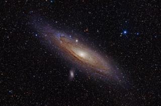 La galaxia M31, más conocida como la galaxia de Andrómeda, es una galaxia espiral situada a unos 2,5 millones de años luz, en la constelación de Andrómeda. Créditos: Adam Evans/wikipedia. 7918