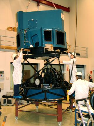 Varios ingenieros desmontan OSIRIS uno de los instrumentos del Gran Telescopio CANARIAS. Foto: José Gálvez 7869