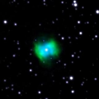 Imagen en falso color de la nebulosa planetaria NGC 6778. En azul se ve la emisión asociada a las líneas débiles de recombinación del ion O++, tomada con el filtro sintonizable azul del instrumento OSIRIS en el GTC. En verde se ve la emisión del mismo io 7850