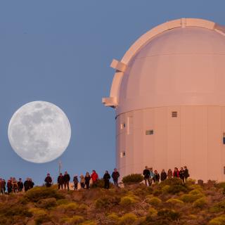 La Estación Óptica Espacial y la Luna en el Observatorio del Teide