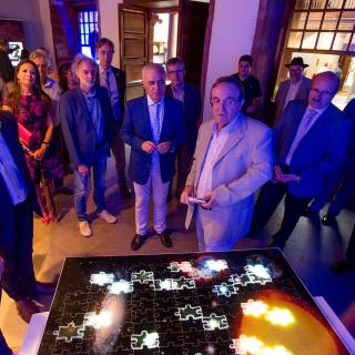 Rafael Rebolo, Alicia Vanoostende y Miguel Ángel Morcuende con Juan Antonio Belmonte, uno de los comisarios de la exposición "Luces del Universo".