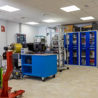 General view of the Astronomical Image and Sensors Laboratory (LISA). View of a laboratory with cabinets, a workbench and various electronic and mechanical elements and cables