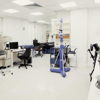 General view of the Dimensional Metrology Laboratory with several measuring machines, one of bridge type on a table and another in the form of an arm on a tripod