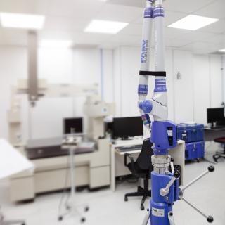 Vista del equipo de medición portátil en el laboratorio. Máquina en forma de brazo desplegable colocada sobre un trípode