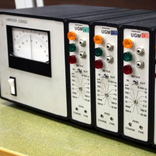 Front view of the submicrometric meter. Electronic device with an indicator needle and several connectors and pilot lamps
