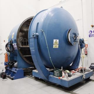 General view of the aluminizing plant General view of the aluminizing plant. Cylindrical machine of 3 m diameter open to allow the placement of a mirror in its interior