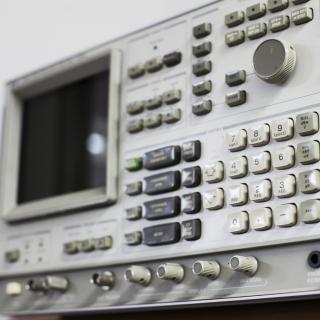 Detalle frontal del analizador de espectros. Dispositivo electrónico con un teclado, botones y una pequeña pantalla