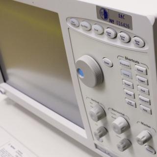 Vista del analizador lógico para FPGAs. Dispositivo electrónico con teclado frontal, botones y pantalla.