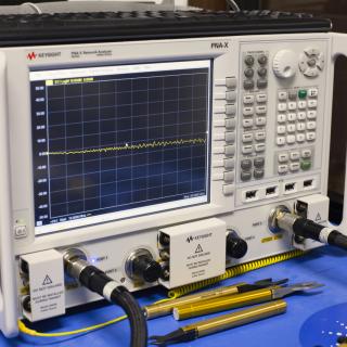 Analizador de microondas en la mesa del laboratorio. Dispositivo electrónico con un teclado, botones y una pantalla gráfica