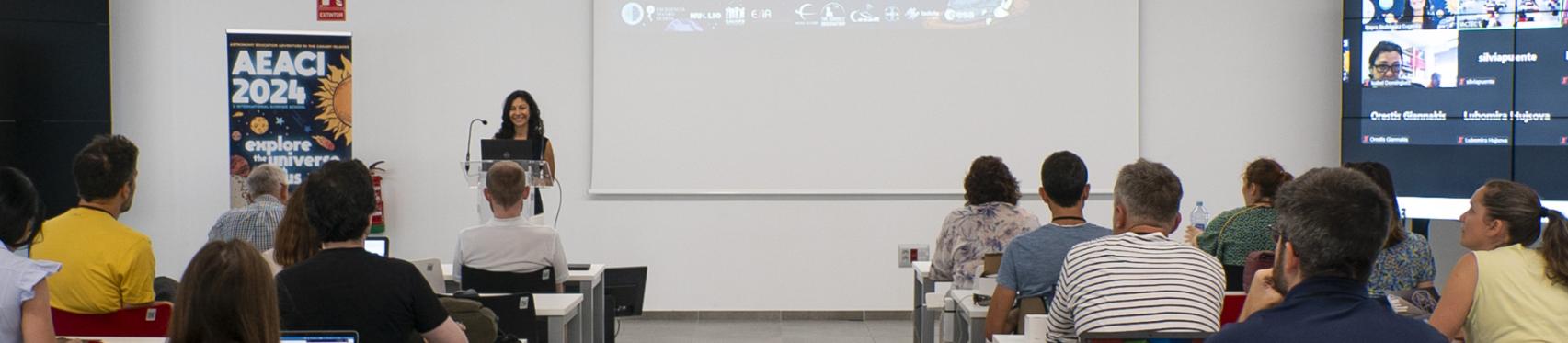 Nayra Rodríguez Eugenio, director of the AEACI, welcomes the participants of the school