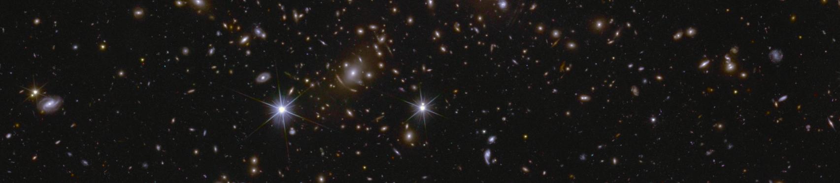 Imagen de una zona del Campo Profundo Sur de Euclid donde se aprecian varios cúmulos galácticos enormes, así como luz intracúmulo y lentes gravitacionales Imagen de una zona del Campo Profundo Sur de Euclid donde se aprecian varios cúmulos galácticos enormes, así como luz intracúmulo y lentes gravitacionales