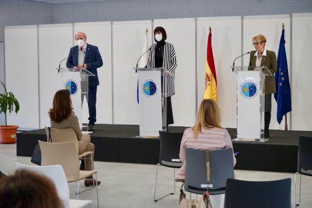 Elena Máñez Rodríguez, Consejera de Economía, Conocimiento y Empleo del Gobierno de Canarias acompañada de Diana Morant, Ministra de Ciencia y Tecnología y Rafael Rebolo, Director del Instituto de Astrofísica de Canarias, durante el último Consejo Rector del IAC.